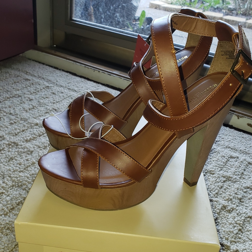 Mossimo sandals. NIV